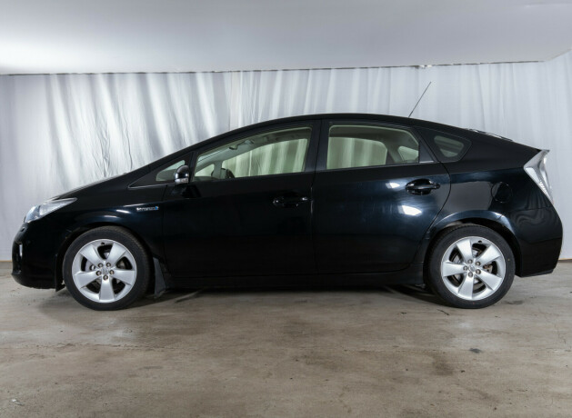 toyota-prius-bensin-2012-big-2