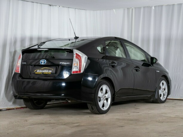 toyota-prius-bensin-2012-big-3