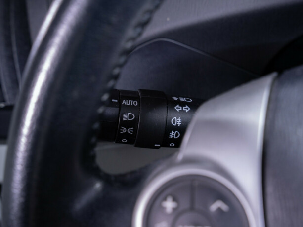 toyota-prius-bensin-2012-big-27