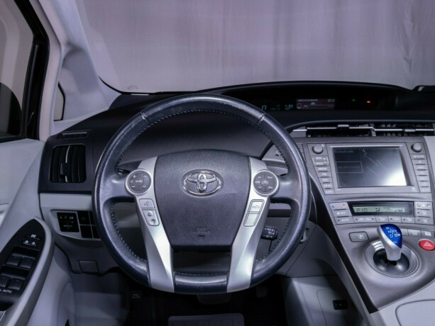 toyota-prius-bensin-2012-big-18