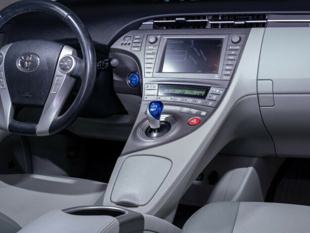 toyota-prius-bensin-2012-big-15