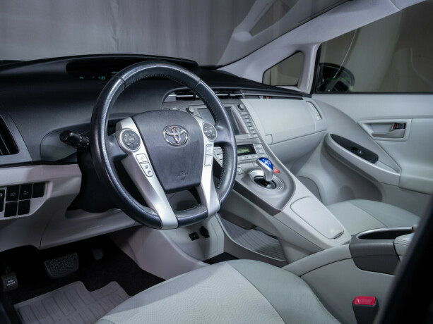 toyota-prius-bensin-2012-big-42