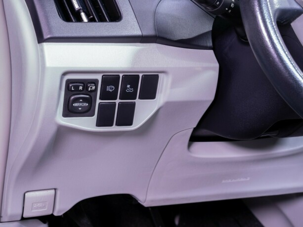 toyota-prius-bensin-2012-big-17