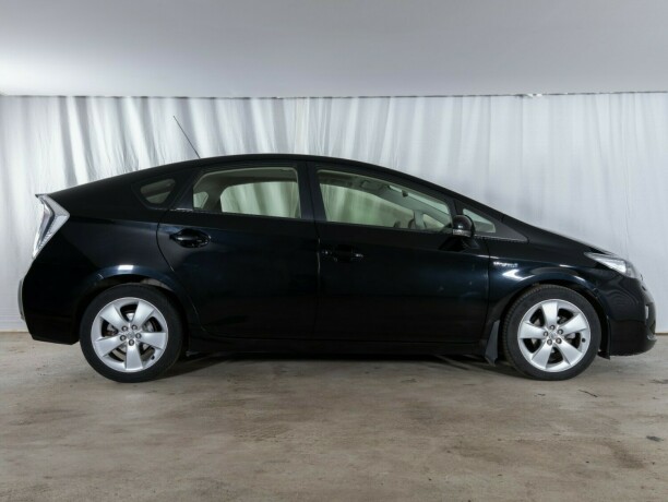 toyota-prius-bensin-2012-big-4