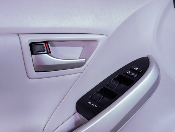 toyota-prius-bensin-2012-big-16