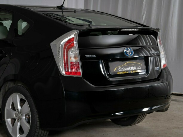 toyota-prius-bensin-2012-big-10