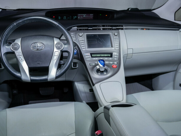 toyota-prius-bensin-2012-big-41