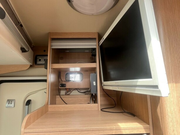 sunlight-sunlight-t68-2-enkle-senger-senkeseng-fremme-vinterpakke-truma-6eh-varme-i-gulv-tv-diesel-2014-big-31