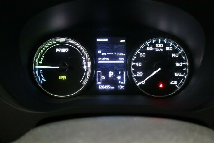 mitsubishi-outlander-elektrisitetbensin-2016-big-23