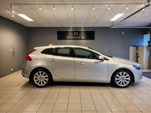 volvo-v40-diesel-2013-big-3