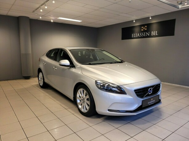 volvo-v40-diesel-2013-big-11