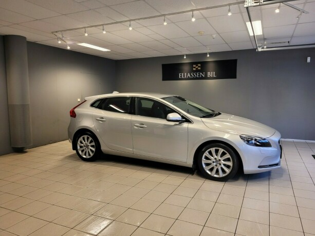 volvo-v40-diesel-2013-big-2