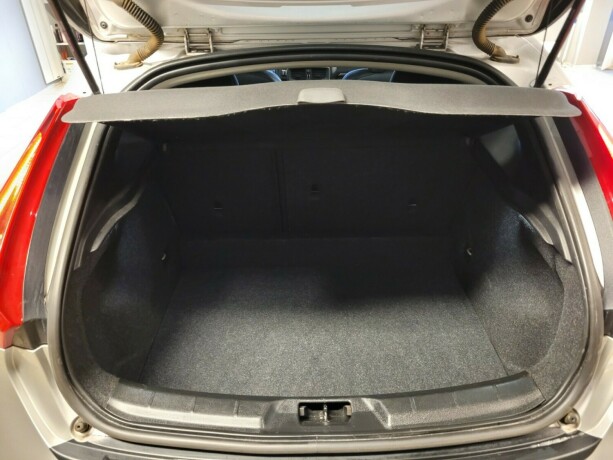 volvo-v40-diesel-2013-big-18
