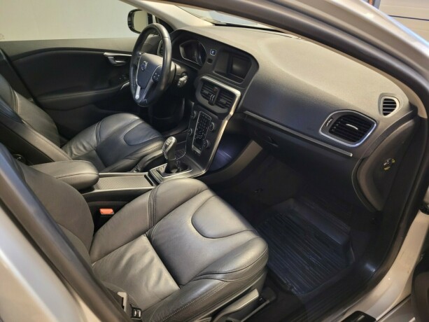 volvo-v40-diesel-2013-big-16
