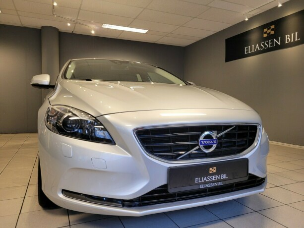 volvo-v40-diesel-2013-big-10