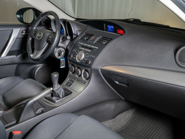mazda-3-diesel-2010-big-16