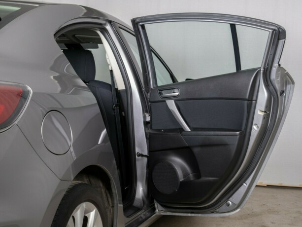mazda-3-diesel-2010-big-12