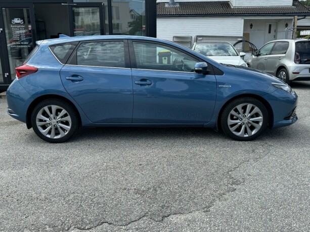 toyota-auris-elektrisitetbensin-2015-big-3