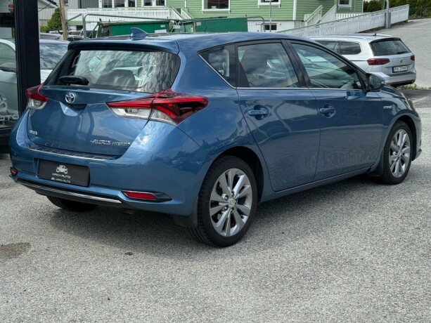 toyota-auris-elektrisitetbensin-2015-big-4