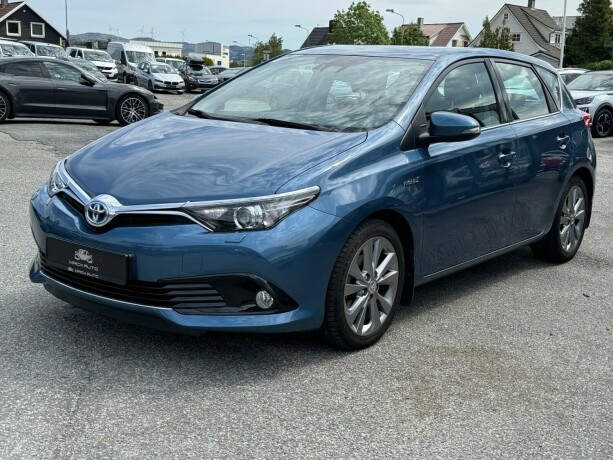 toyota-auris-elektrisitetbensin-2015-big-0