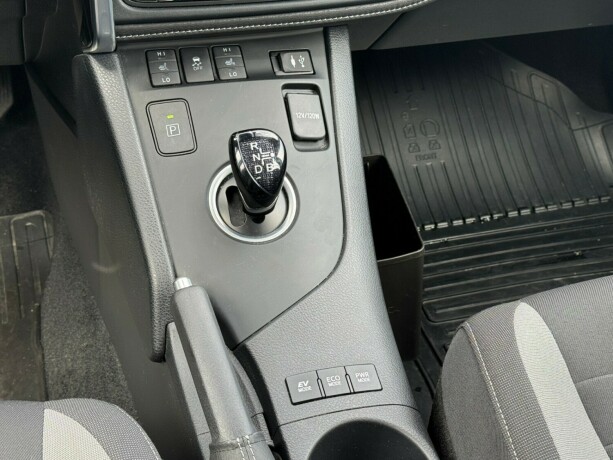 toyota-auris-elektrisitetbensin-2015-big-11