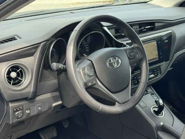 toyota-auris-elektrisitetbensin-2015-big-6