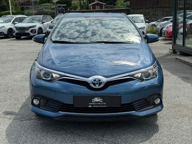 toyota-auris-elektrisitetbensin-2015-big-1