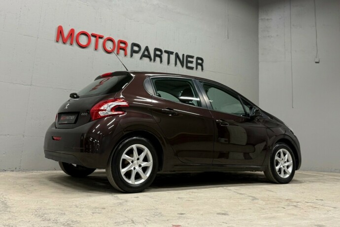 peugeot-208-bensin-2014-big-5
