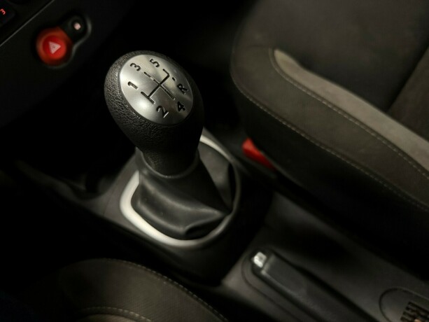 renault-clio-bensin-2011-big-18