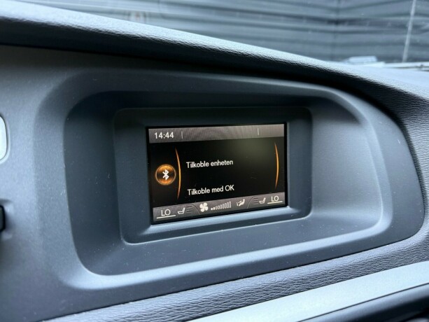 volvo-v40-diesel-2013-big-17