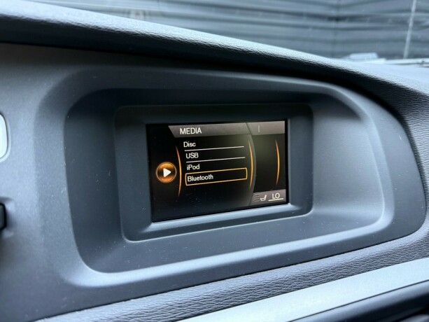 volvo-v40-diesel-2013-big-16
