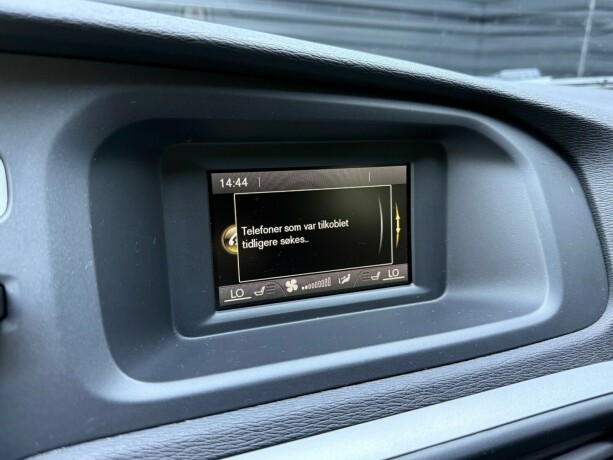 volvo-v40-diesel-2013-big-20