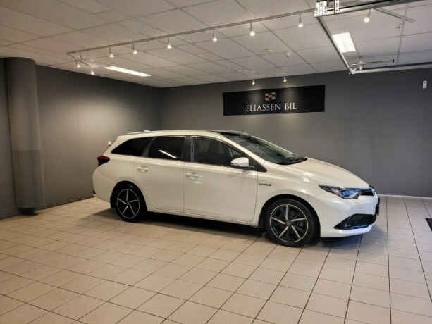 toyota-auris-elektrisitetbensin-2017-big-2