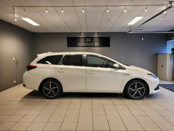 toyota-auris-elektrisitetbensin-2017-big-3