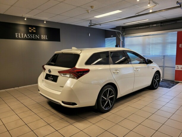 toyota-auris-elektrisitetbensin-2017-big-4