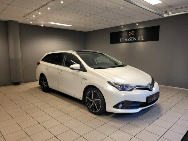 toyota-auris-elektrisitetbensin-2017-big-0