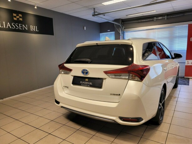 toyota-auris-elektrisitetbensin-2017-big-5