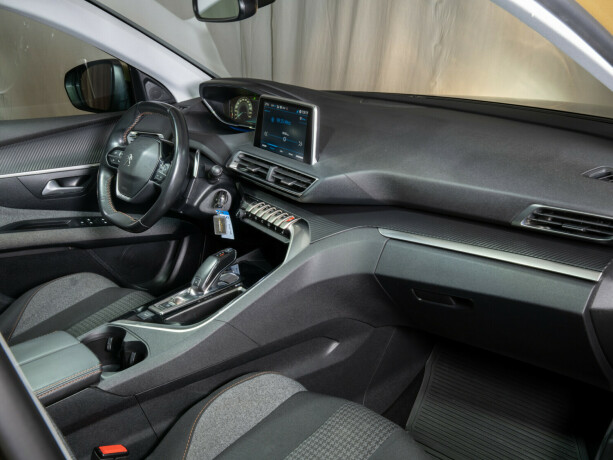 peugeot-3008-bensin-2017-big-49