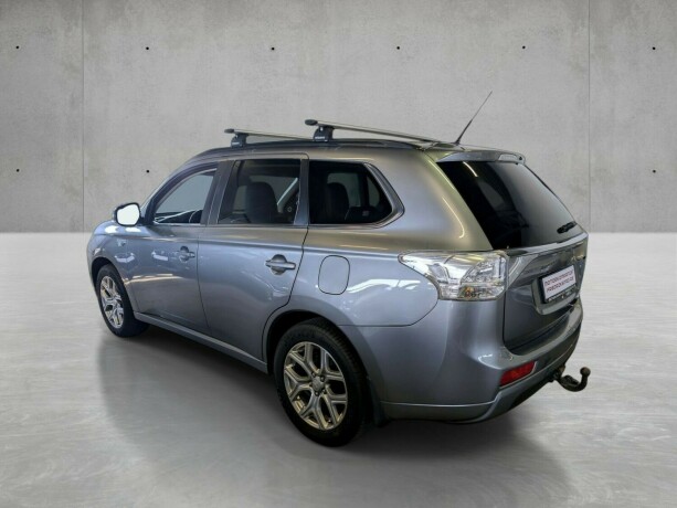 mitsubishi-outlander-elektrisitetbensin-2014-big-2