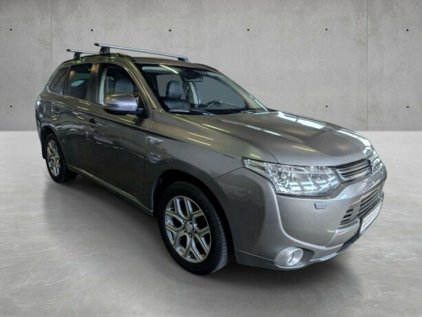 mitsubishi-outlander-elektrisitetbensin-2014-big-1