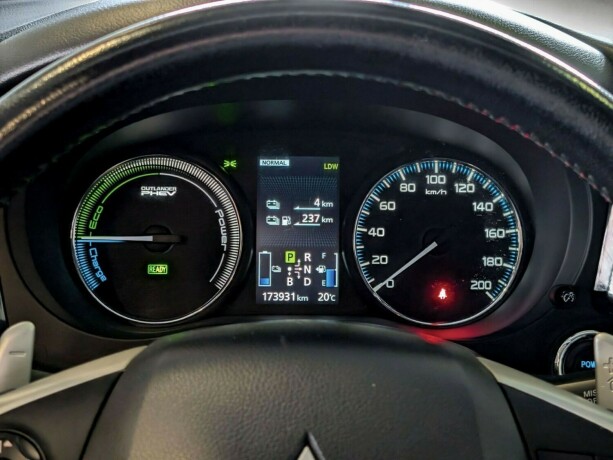 mitsubishi-outlander-elektrisitetbensin-2014-big-16