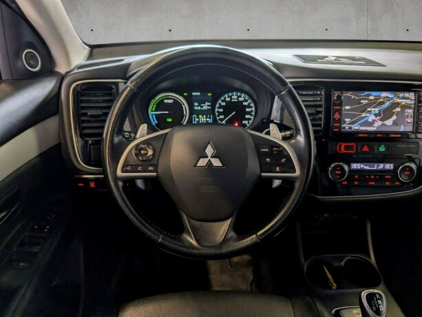 mitsubishi-outlander-elektrisitetbensin-2014-big-14