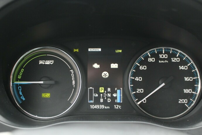 mitsubishi-outlander-elektrisitetbensin-2014-big-15