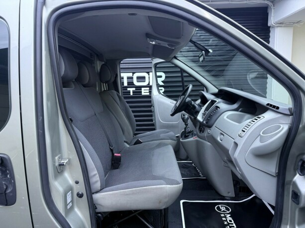 opel-vivaro-diesel-2013-big-16
