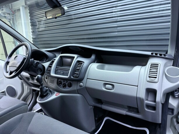 opel-vivaro-diesel-2013-big-9