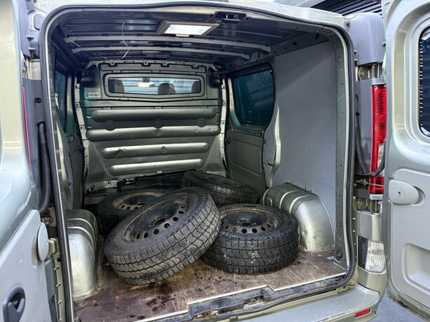 opel-vivaro-diesel-2013-big-21