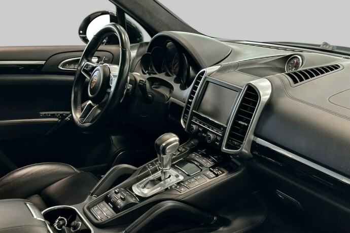 porsche-cayenne-bensin-2015-big-9