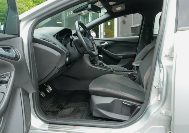 ford-focus-bensin-2018-big-4