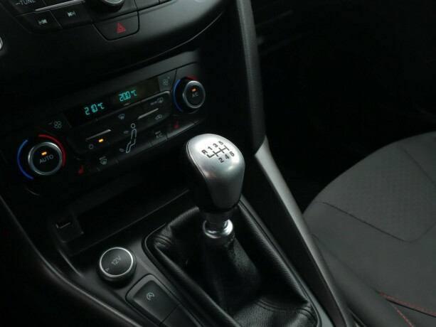 ford-focus-bensin-2018-big-10