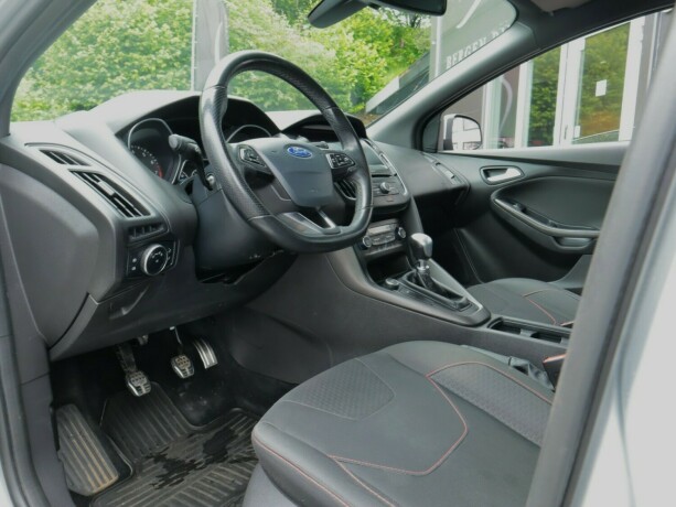 ford-focus-bensin-2018-big-5